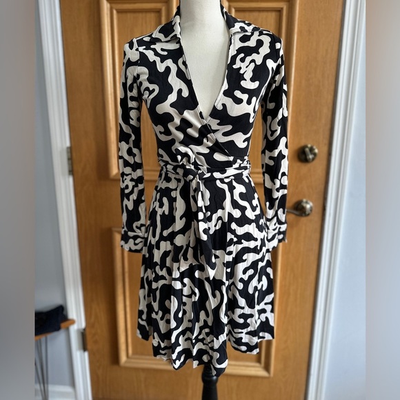 Diane Von Furstenberg Silk Wrap Dress Abstract Camo Print Size 0 - Picture 1 of 12